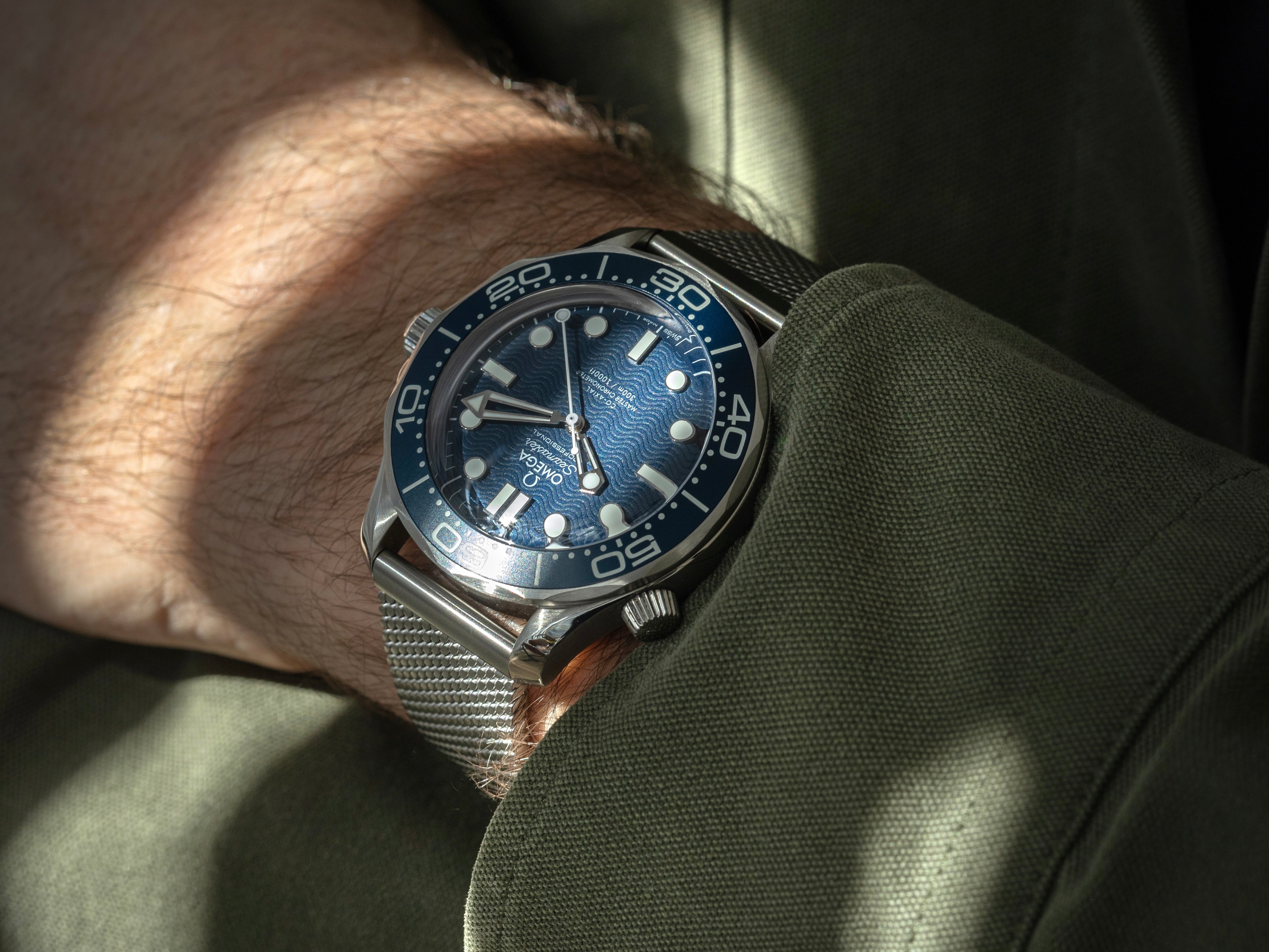 Omega_Seamaster_300m_Mesh_Milanese_Armband_blaues_Zifferblatt_