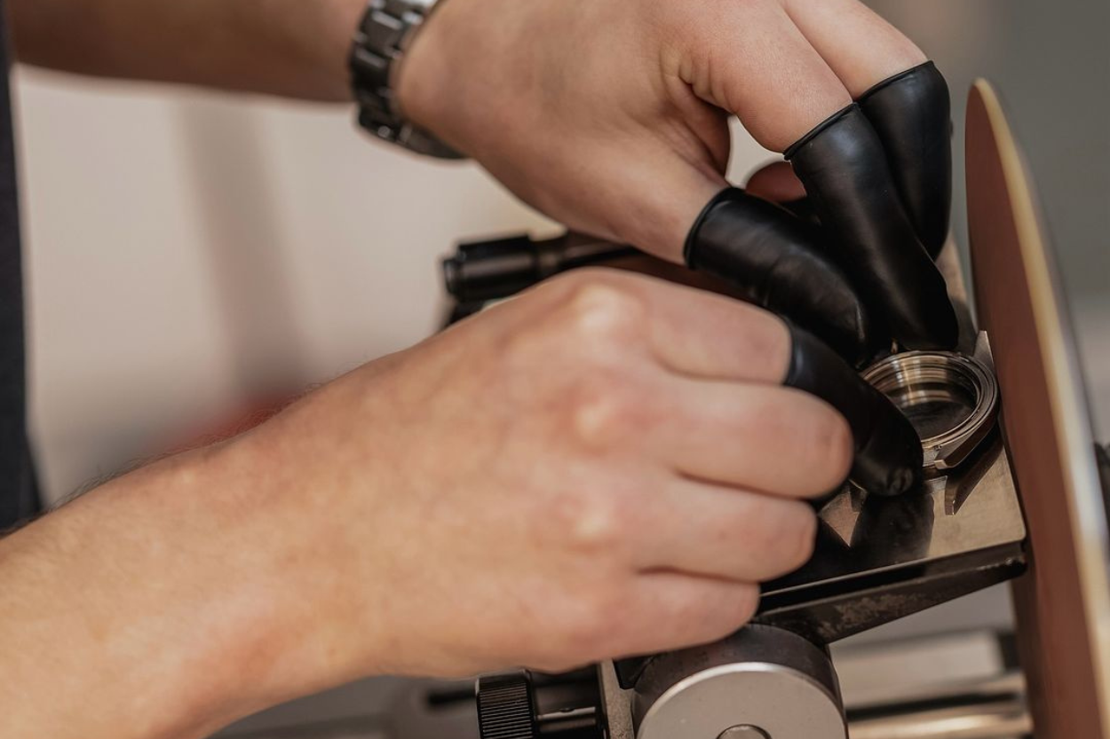 Uhrengehäuse polieren