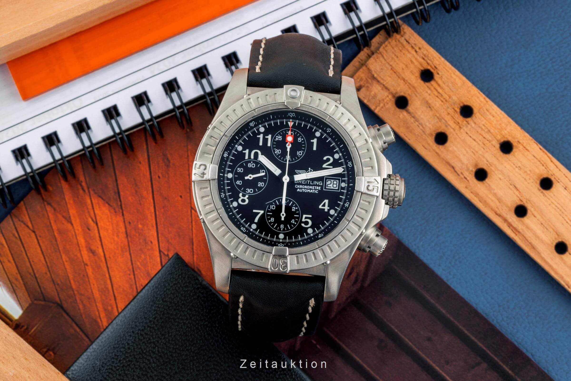 Breitling Avenger Chronograph Titan Automatik Herrenuhr Ref. E13360 VP: 7900,- € [2402385]