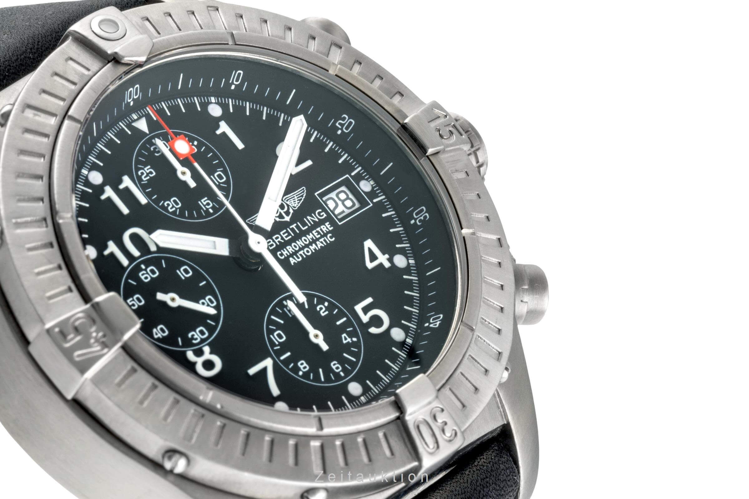 Breitling Avenger Chronograph Titan Automatik Herrenuhr Ref. E13360 VP: 7900,- € [2402385]