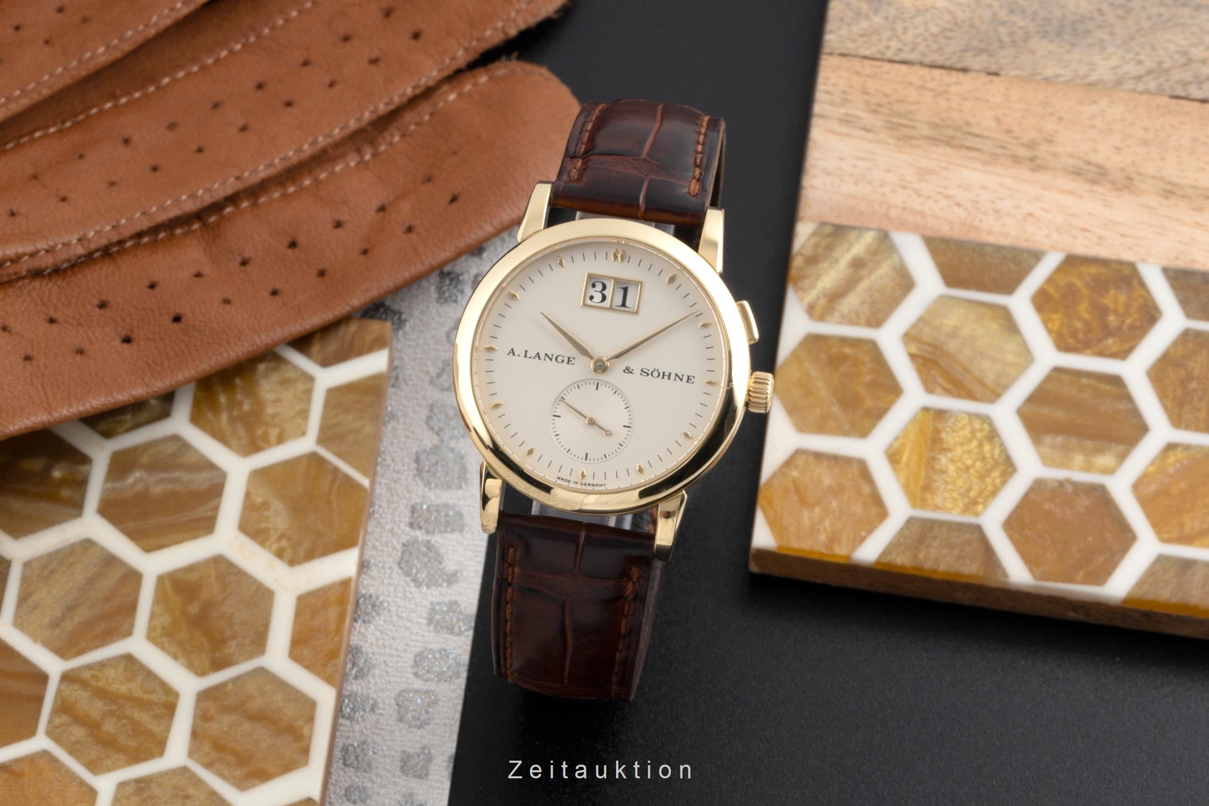 A. Lange & Söhne Saxonia Großdatum 18K Gold Handaufzug 105.021 B&P 1999   [2504542]