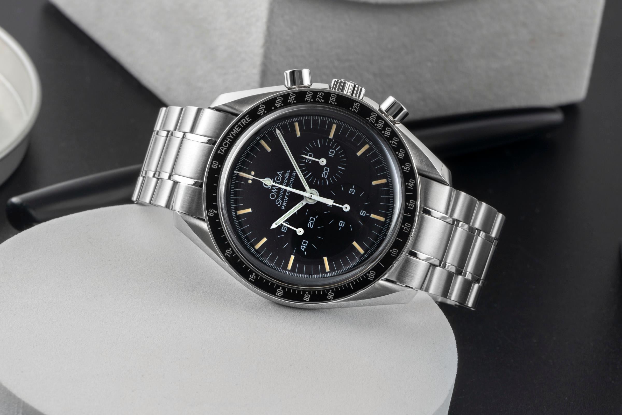 Omega Speedmaster Moonwatch chronographe acier à remontage manuel montre pour hommes 3592.50.00  [2600013]