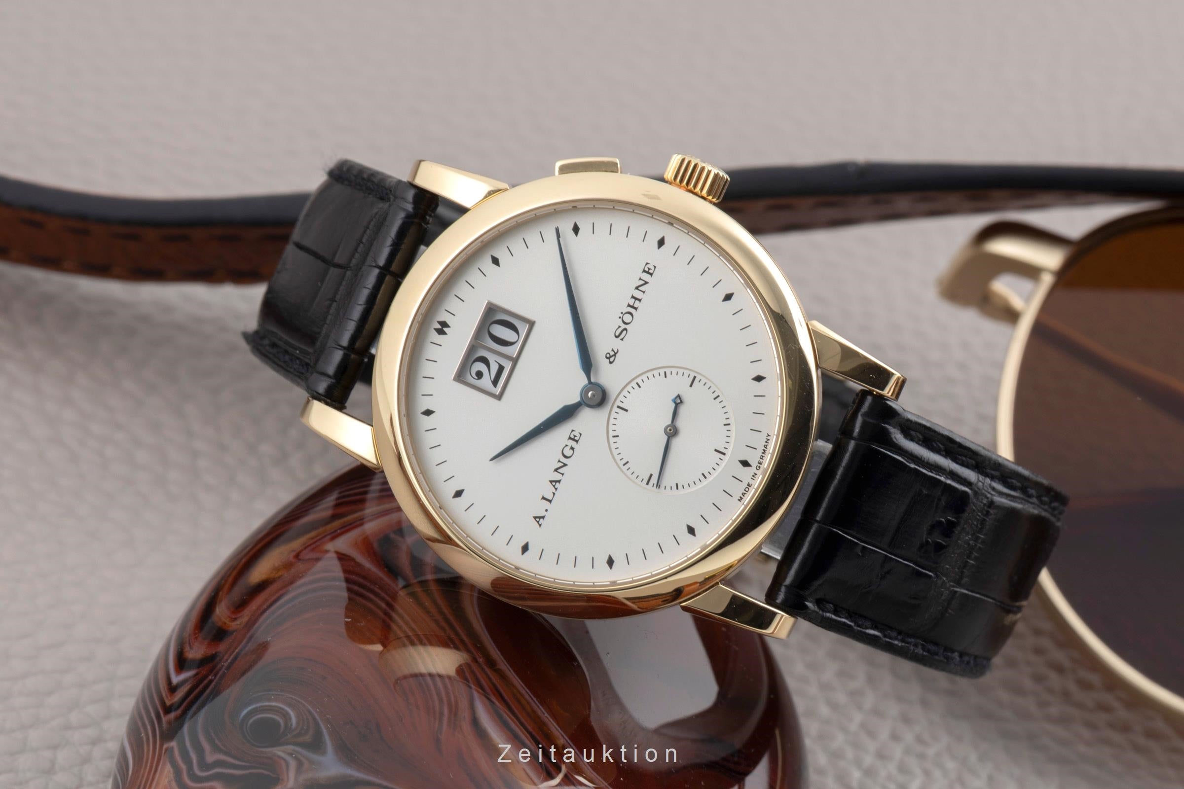 A. Lange & Söhne Saxonia Großdatum 18K (0,750) Gold Handaufzug Ref. 105.022 B&P [2600115]