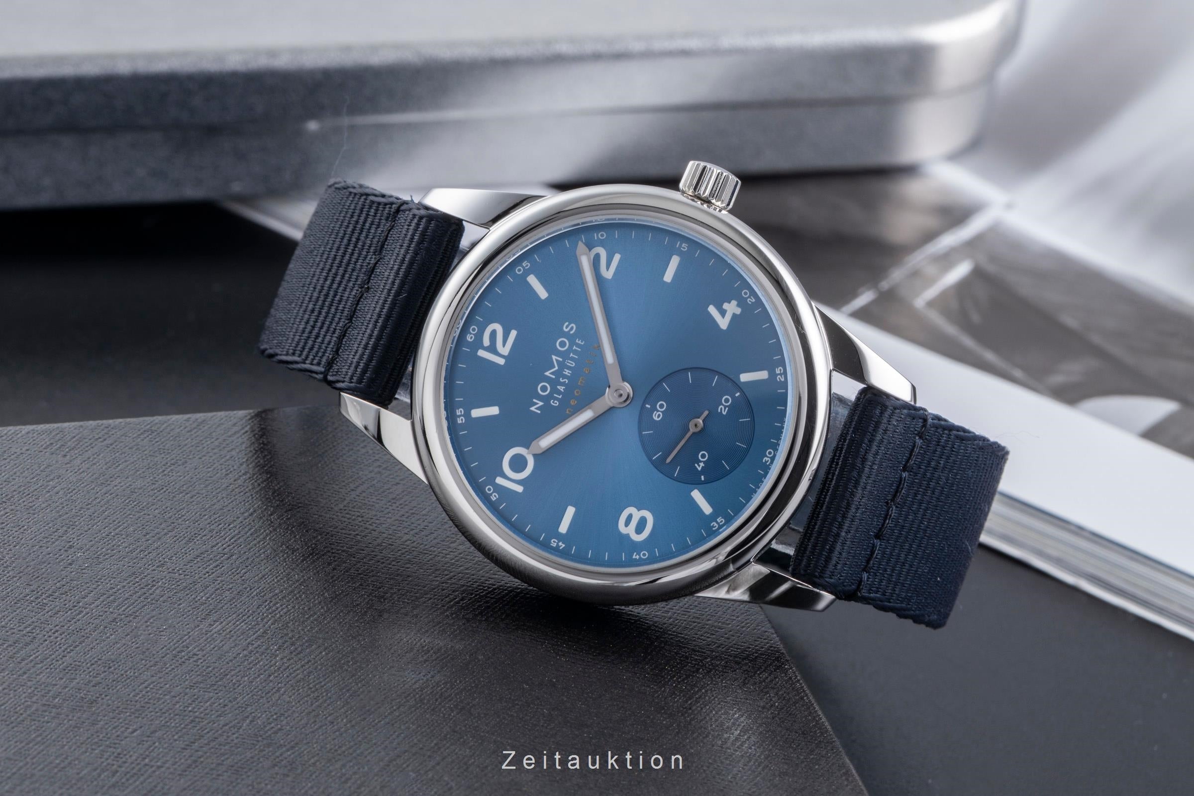 Nomos Club Sathl AutomatikHerrenuhr Ref. 750Box & Papiere 2025 NP: 3100 € [2600400]
