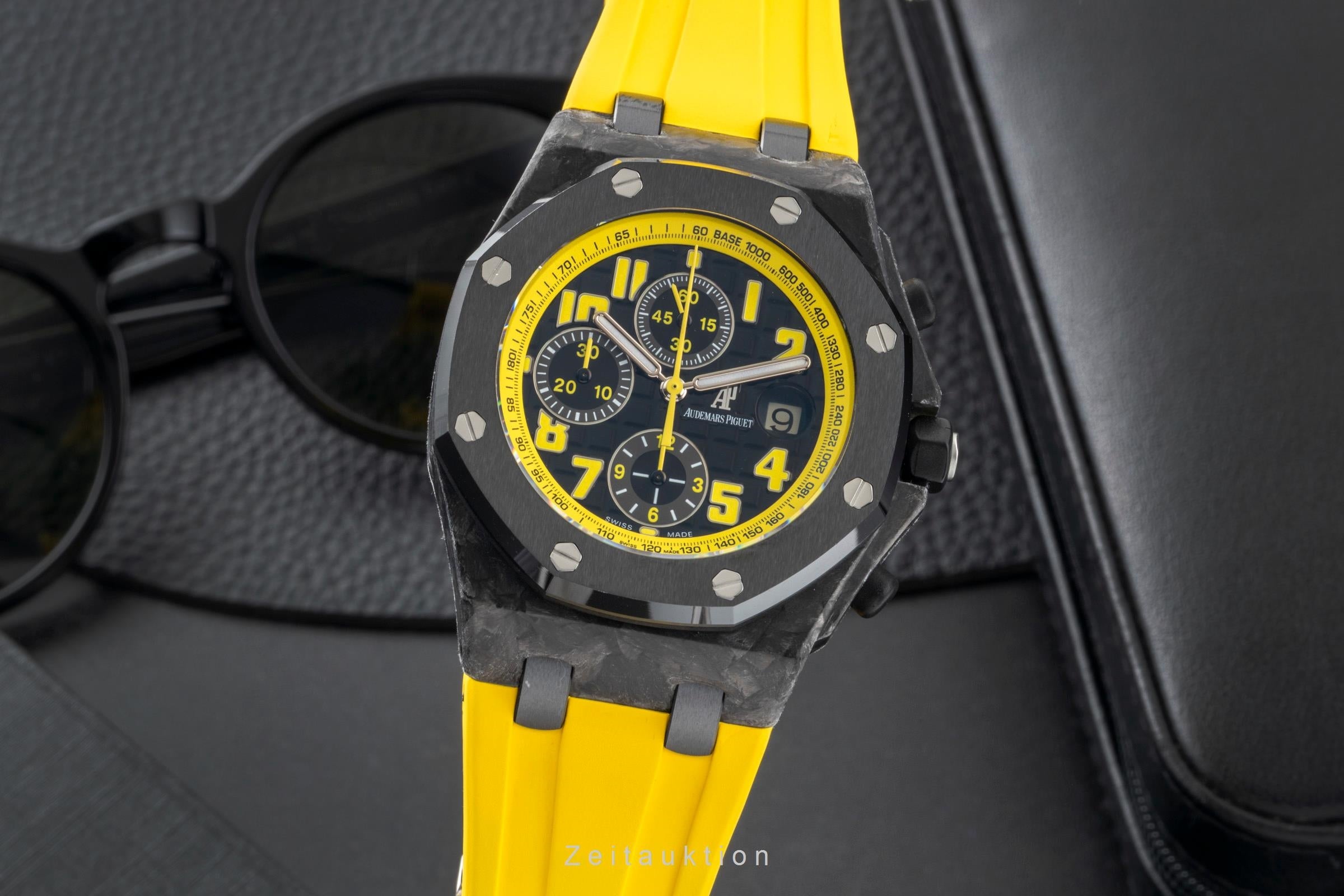 Audemars Piguet Royal Oak "Bumble Bee" Chronograph Carbon Ref. 26176FO  [2601046]