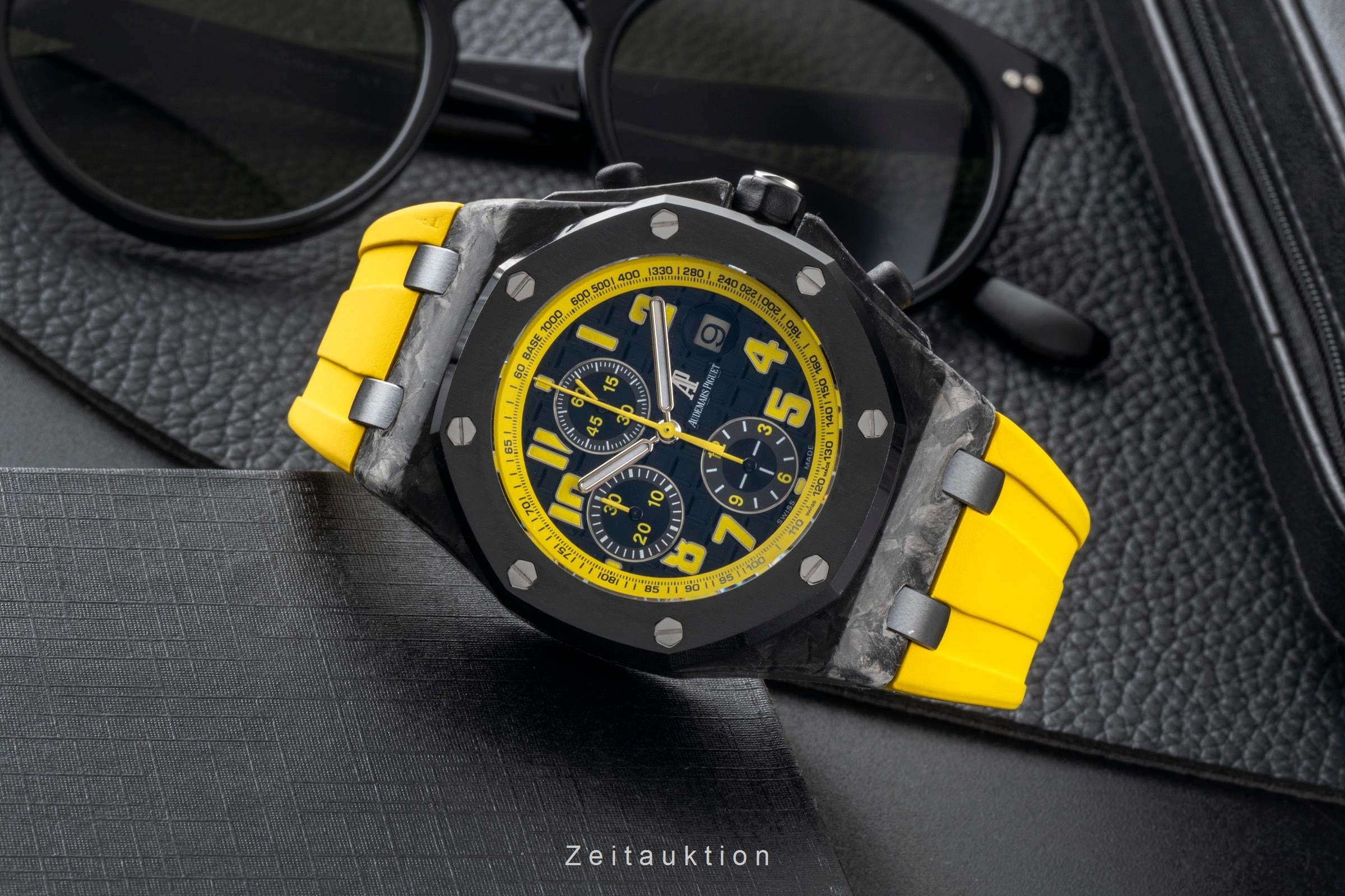Audemars Piguet Royal Oak "Bumble Bee" Chronograph Carbon Ref. 26176FO  [2601046]