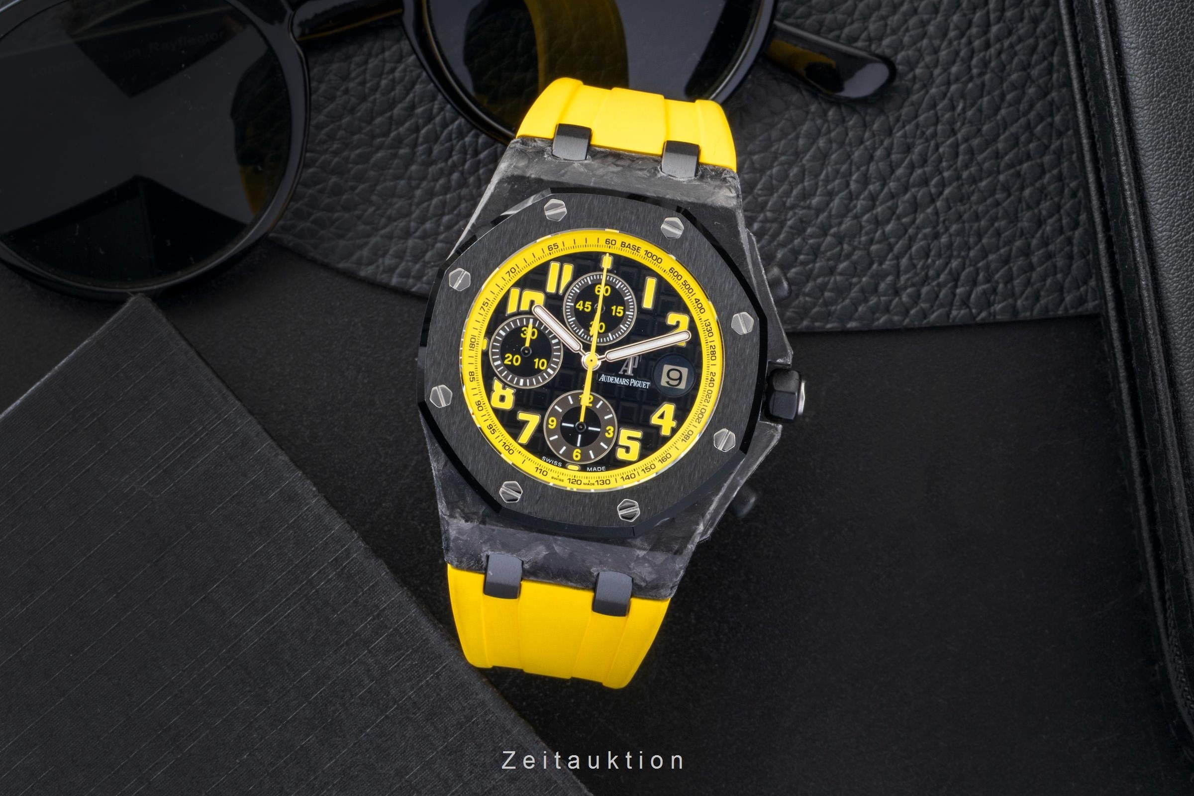 Audemars Piguet Royal Oak "Bumble Bee" Chronograph Carbon Ref. 26176FO  [2601046]