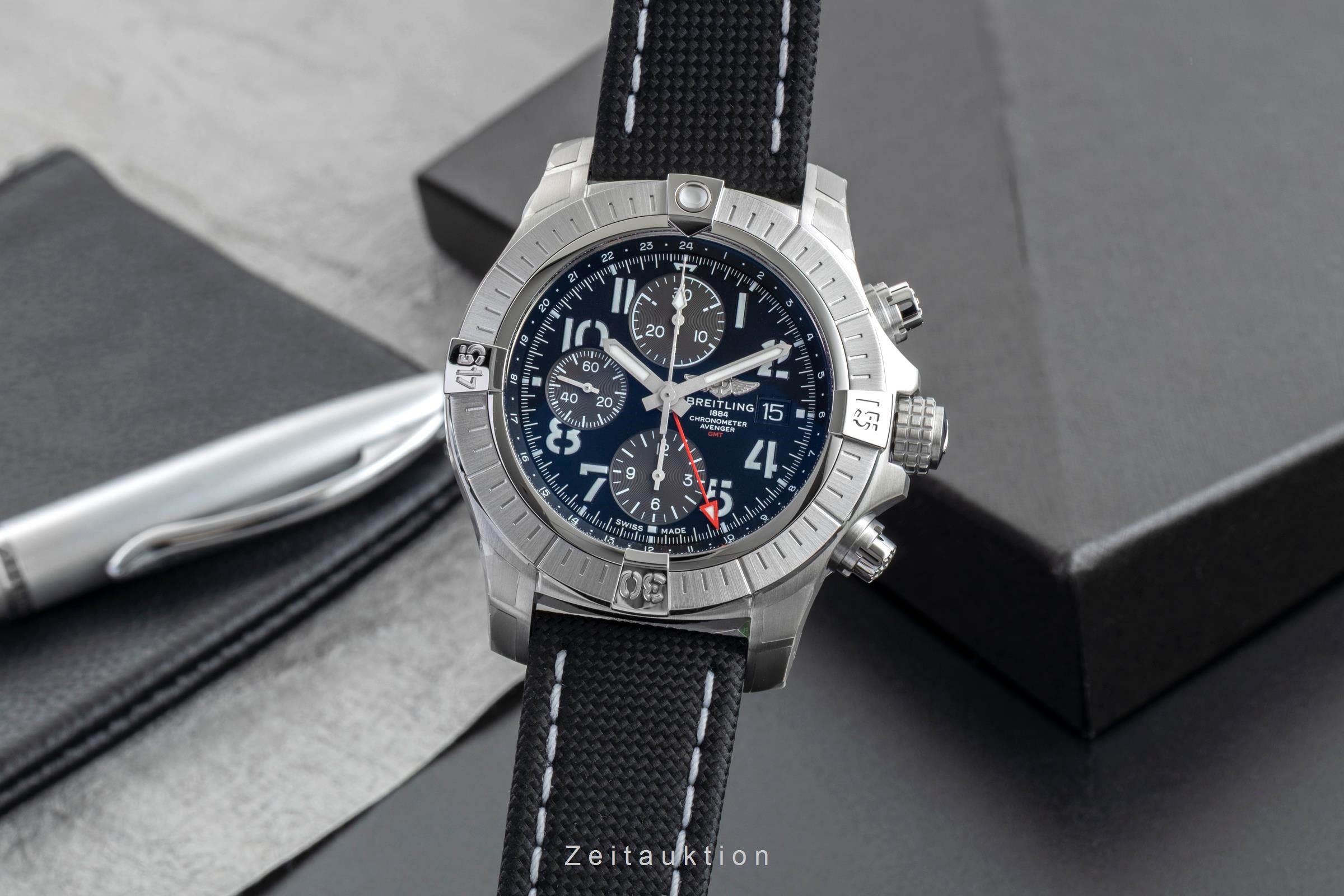 Breitling Avenger Chronograph GMT 45 Stahl Automatik Ref. A24315101B1X1 B&P New [2602110]