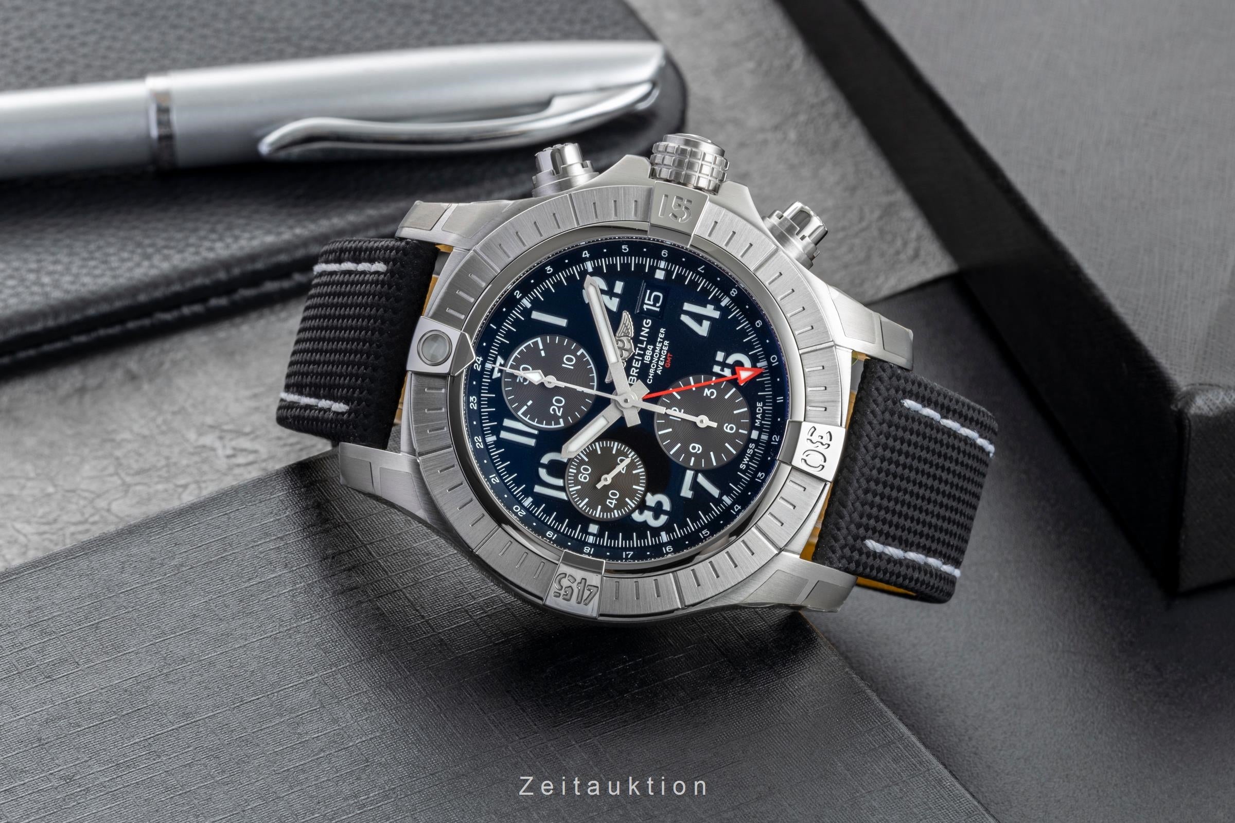 Breitling Avenger Chronograph GMT 45 Stahl Automatik Ref. A24315101B1X1 B&P New [2602110]