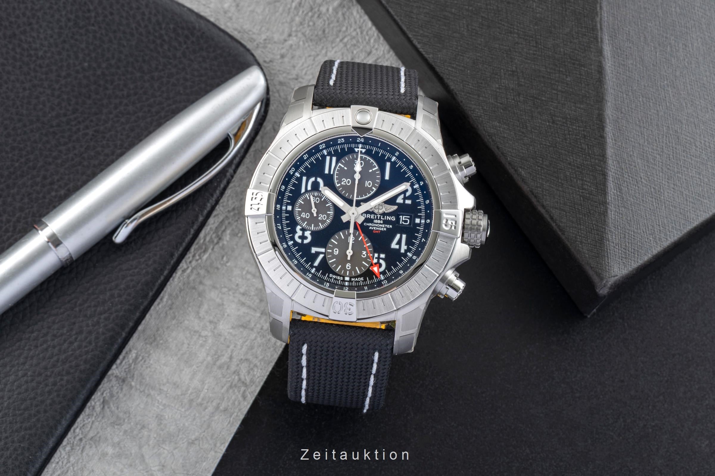 Breitling Avenger Chronograph GMT 45 Stahl Automatik Ref. A24315101B1X1 B&P New [2602110]