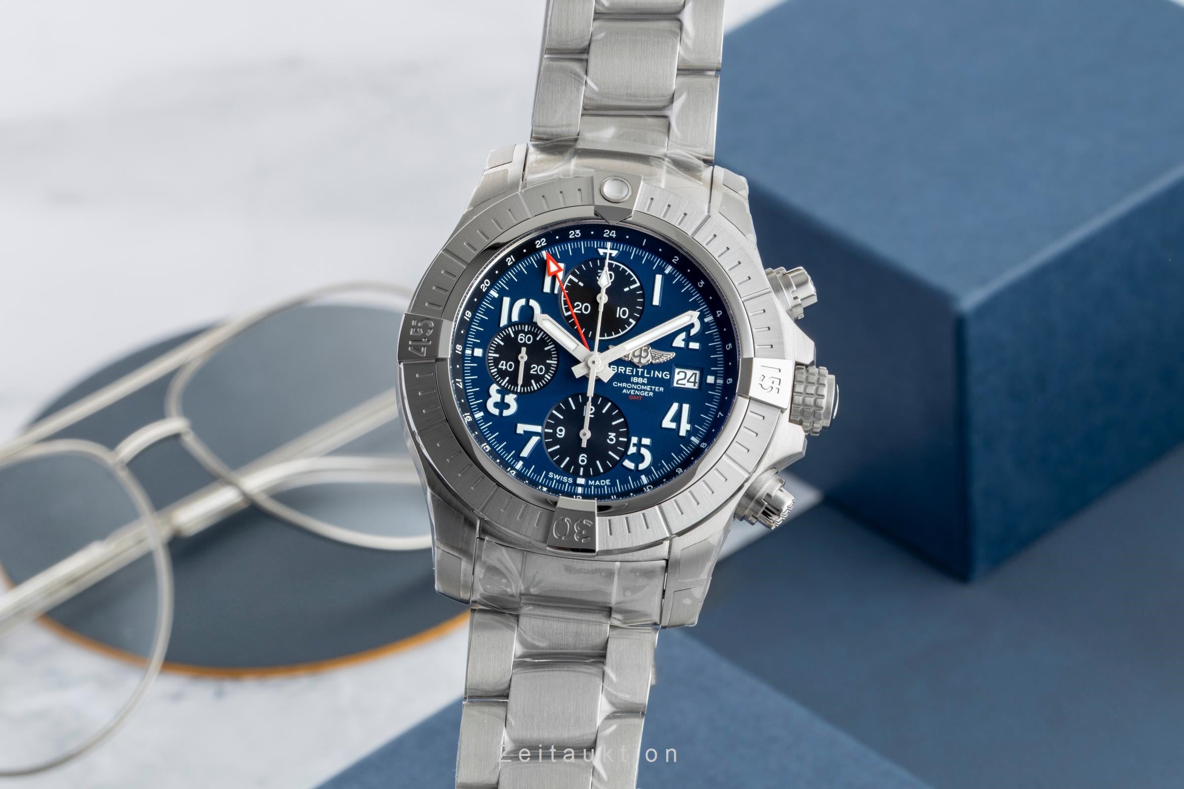Breitling Avenger Chronograph GMT 45 Stahl Automatik Ref. A24315101C1A1 B&P New [2602111]