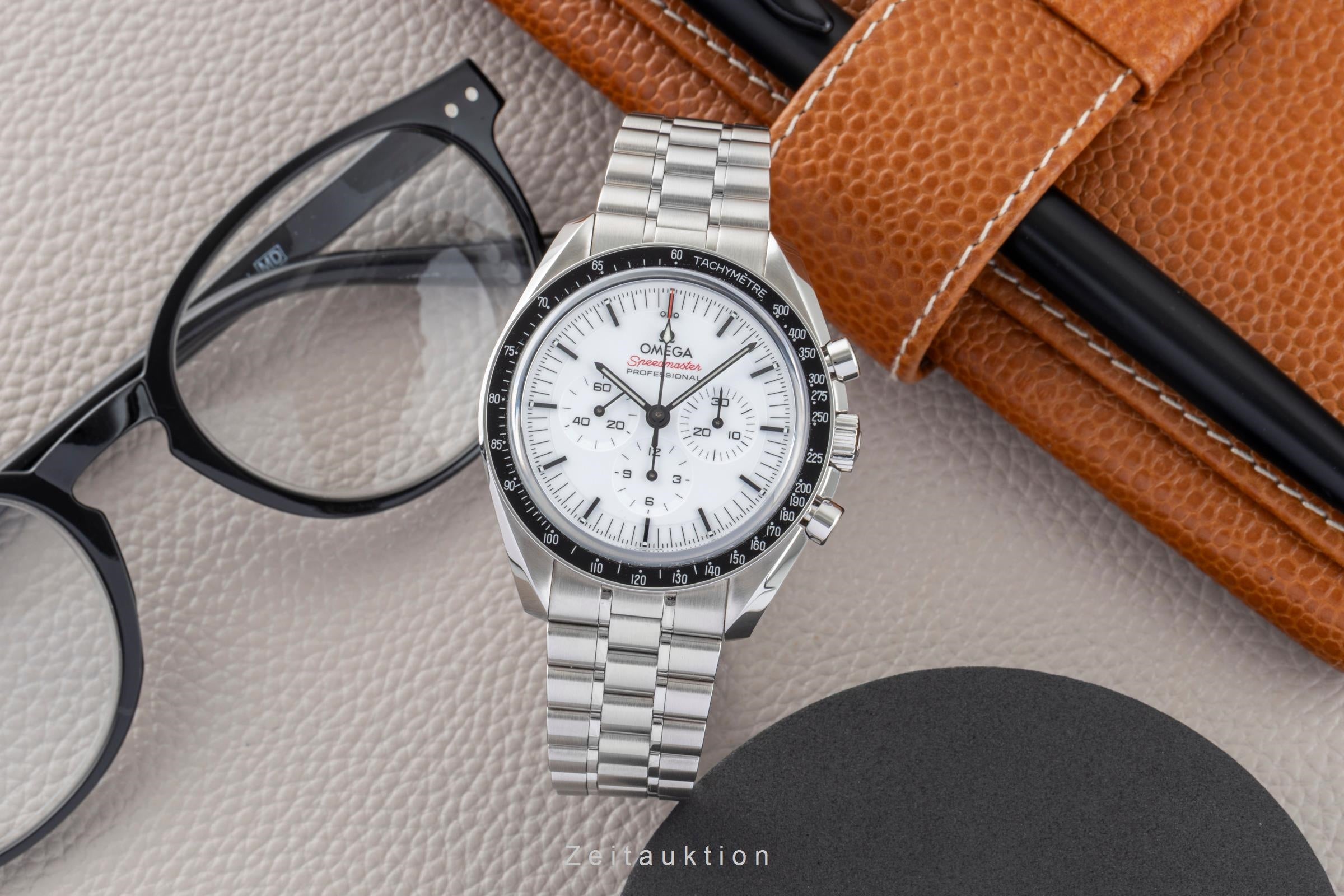 Omega Speedmaster Moonwatch Chronograph Stahl Ref. 310.30.42.50.04.001 B&P 2025 [2603545]