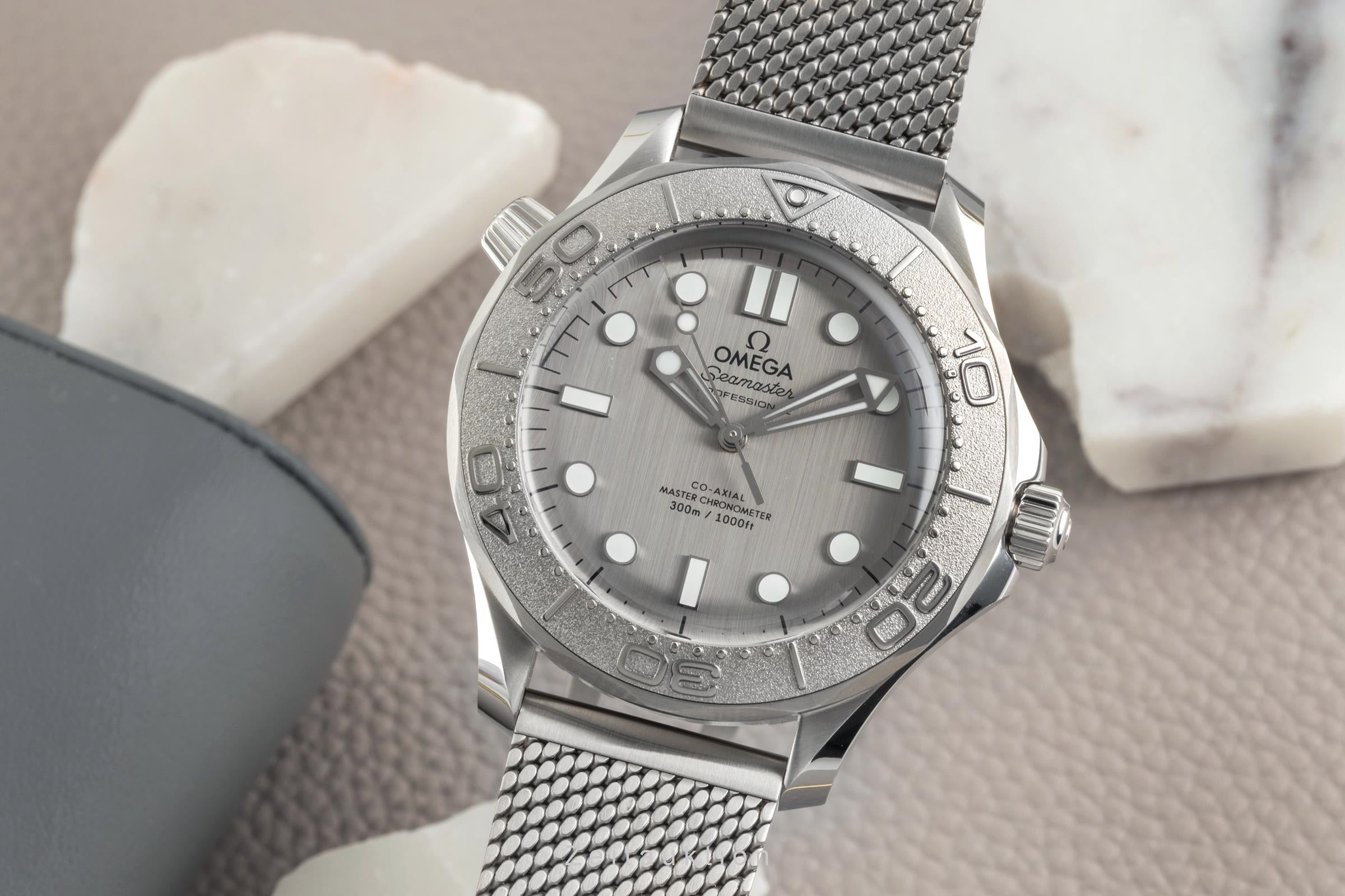 Omega Seamaster steel / titanium automatic men's watch 210.30.42.20.06.002 LP: 7100EUR  [2603979]