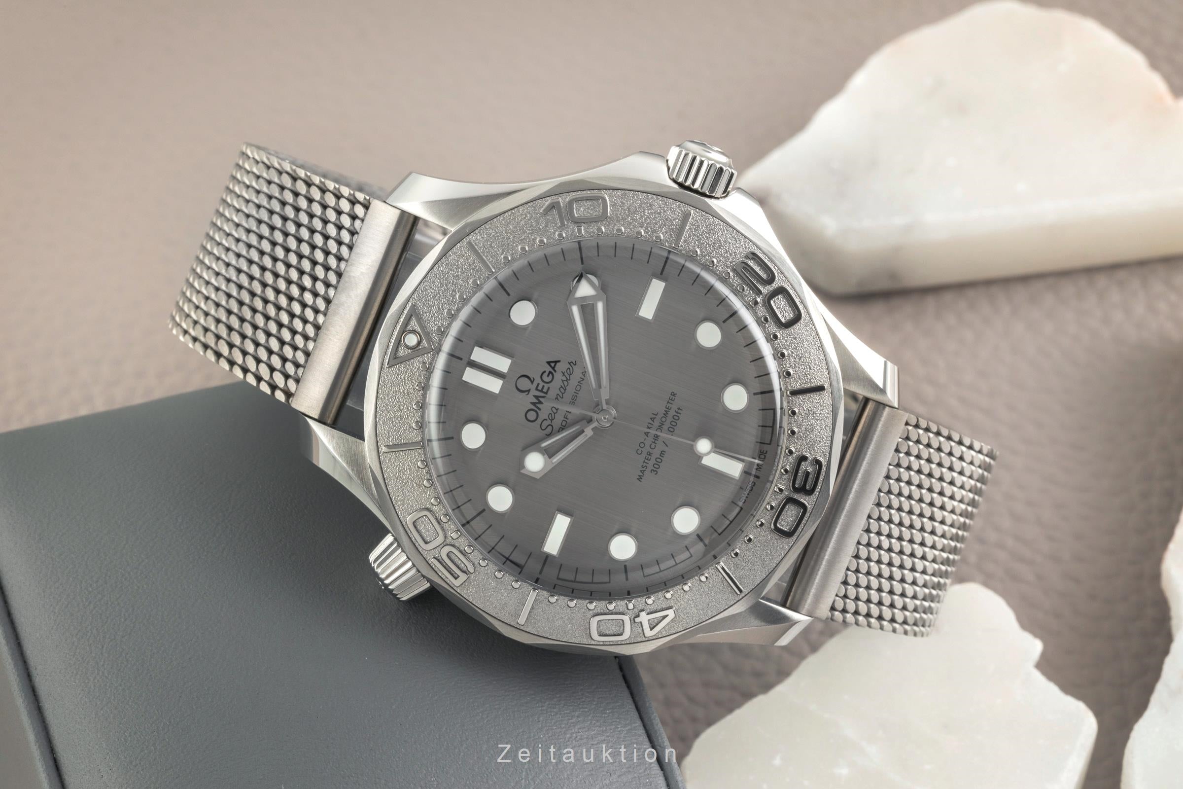Omega Seamaster steel / titanium automatic men's watch 210.30.42.20.06.002 LP: 7100EUR  [2603979]