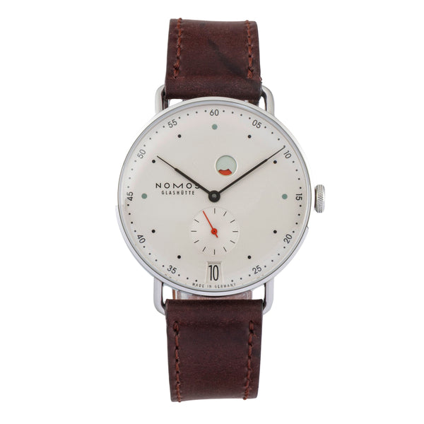 Nomos Metro Datum Gangreserve Handaufzug Stahl Ref.1101 B&P 2015 VP: 3440,- € [2604709]