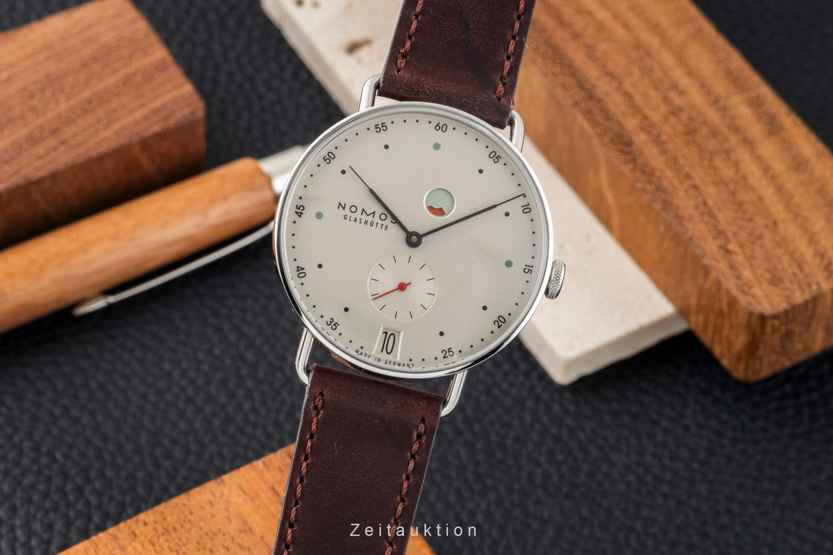 Nomos Metro Datum Gangreserve Handaufzug Stahl Ref.1101 B&P 2015 VP: 3440,- € [2604709]