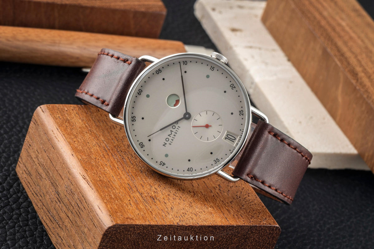 Nomos Metro Datum Gangreserve Handaufzug Stahl Ref.1101 B&P 2015 VP: 3440,- € [2604709]