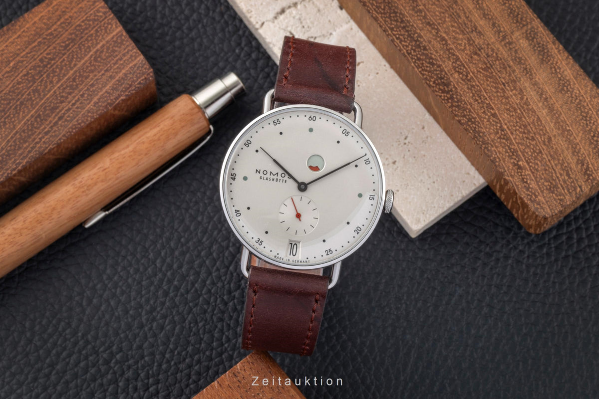 Nomos Metro Datum Gangreserve Handaufzug Stahl Ref.1101 B&P 2015 VP: 3440,- € [2604709]