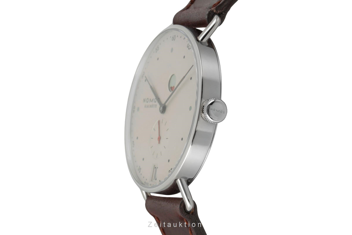 Nomos Metro Datum Gangreserve Handaufzug Stahl Ref.1101 B&P 2015 VP: 3440,- € [2604709]
