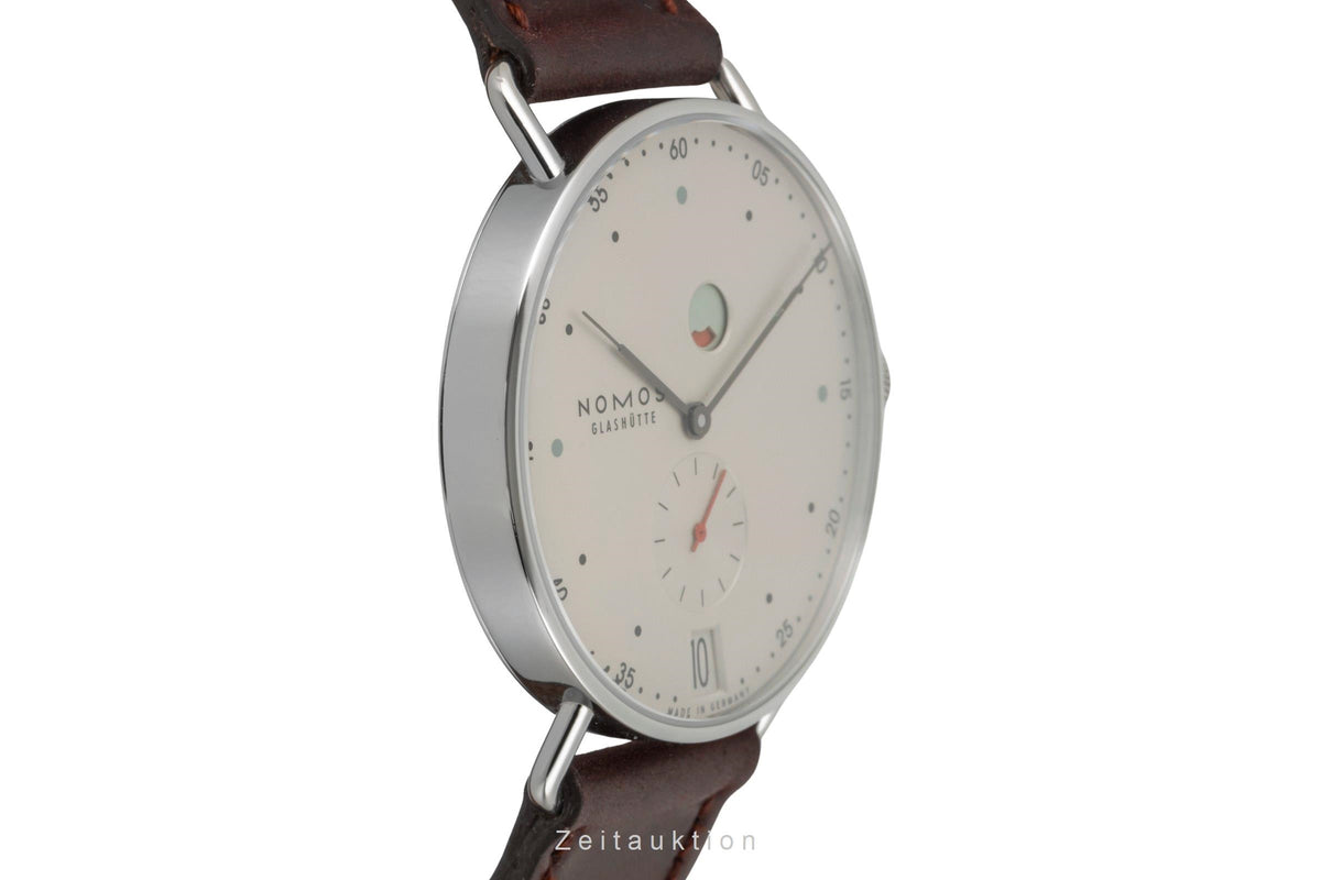 Nomos Metro Datum Gangreserve Handaufzug Stahl Ref.1101 B&P 2015 VP: 3440,- € [2604709]