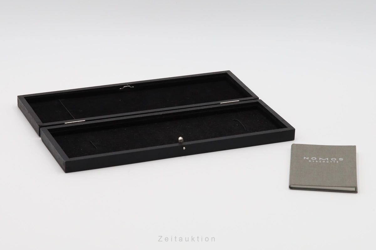 Nomos Metro Datum Gangreserve Handaufzug Stahl Ref.1101 B&P 2015 VP: 3440,- € [2604709]