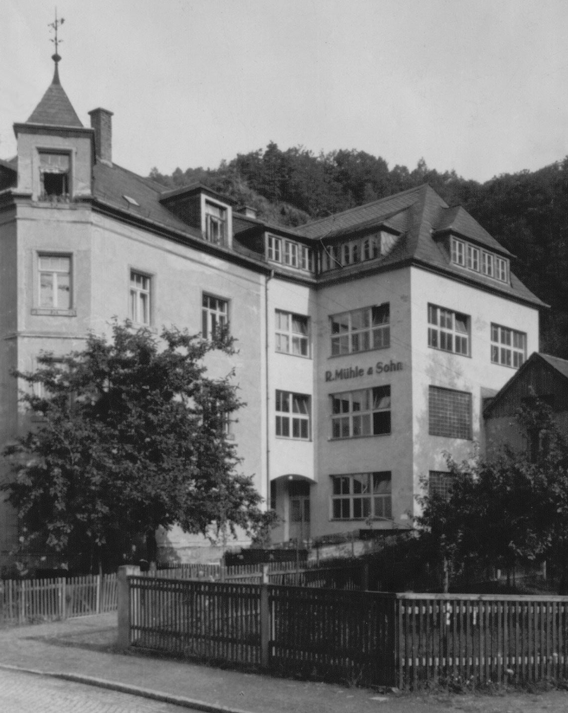 Gruenderhaus 1869 300 Muehle Glashuette schwarz weiß