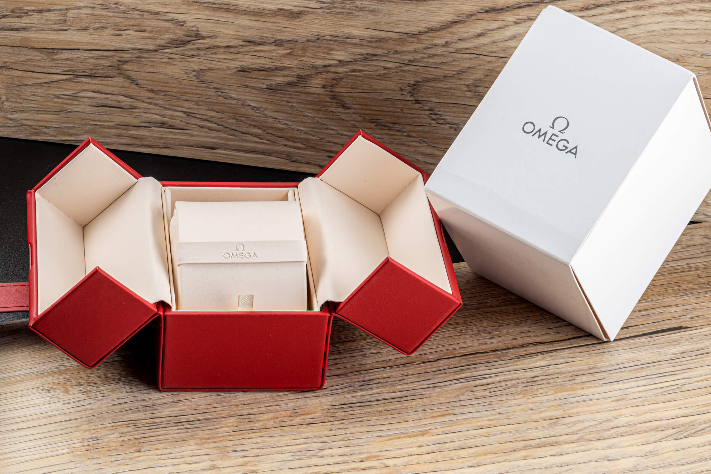 NEU - Omega Reise-Etui Box Uhrenbox Servicebox Watchbox Farbe rot [KL25495]