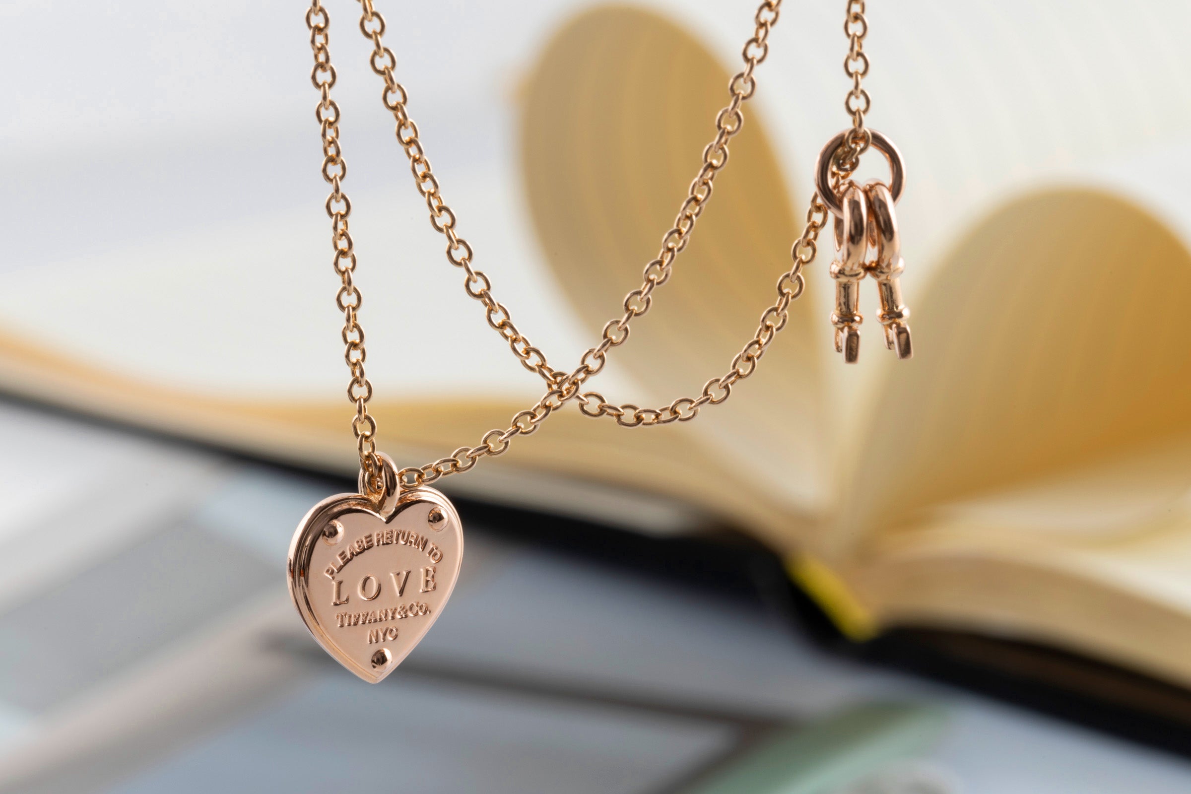 Tiffany & Co. bracelet with heart pendant & key 18k rose gold retail price: 1950,- €[KL26000]